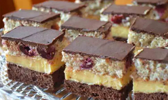 De Sezon: Prăjitură cu Cremă de Vanilie, Blat din Albușuri și Cireșe – Delicioasă și Aromată