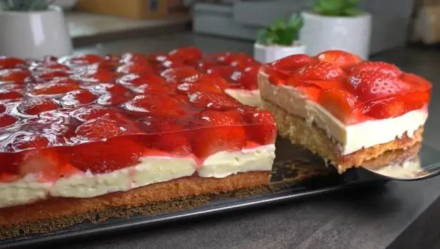 Delicioasa Prăjitură cu Căpșuni și Vanilie – Moale și Cremoasă