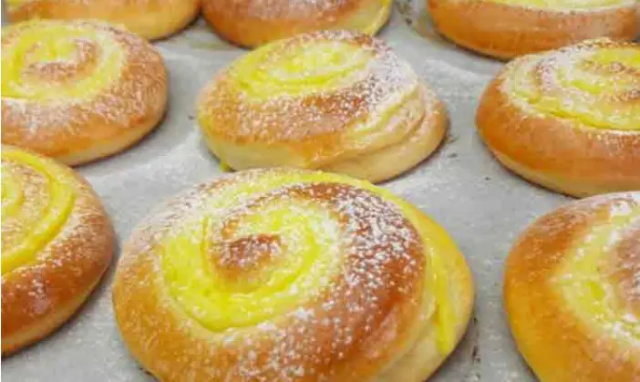 Deliciul Dimineților Tale: Rețetă de Melci Pufoși cu Cremă de Vanilie