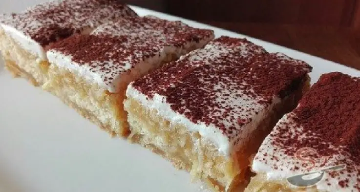 Descoperă Plăcerea Dulciurilor cu Prăjitura Rapidă cu Mere și Vanilie