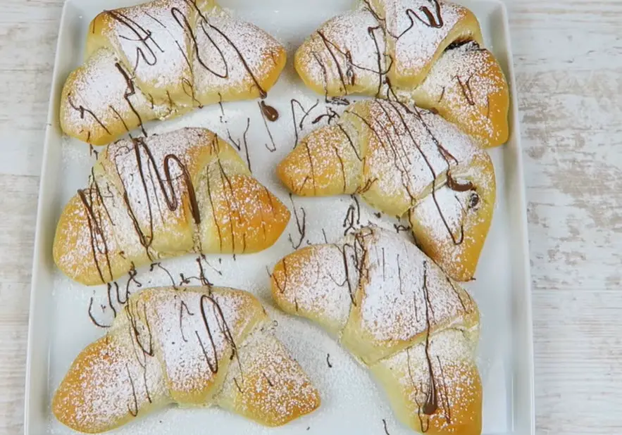 Descoperă Reteta de Cornuri Pufoase și Delicioase Umplute cu Ciocolată