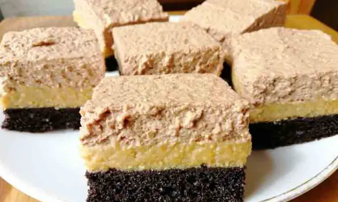 Descoperă Reteta de Prăjitura Alessia – Deliciu Insiropat cu Suc și Două Creme Delicioase