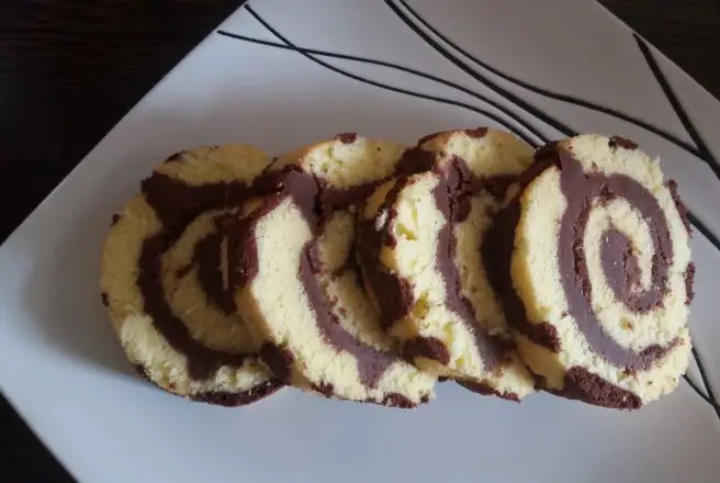 Descoperă Reteta de Rulada Delicioasă de Cremă de Cacao și Rom