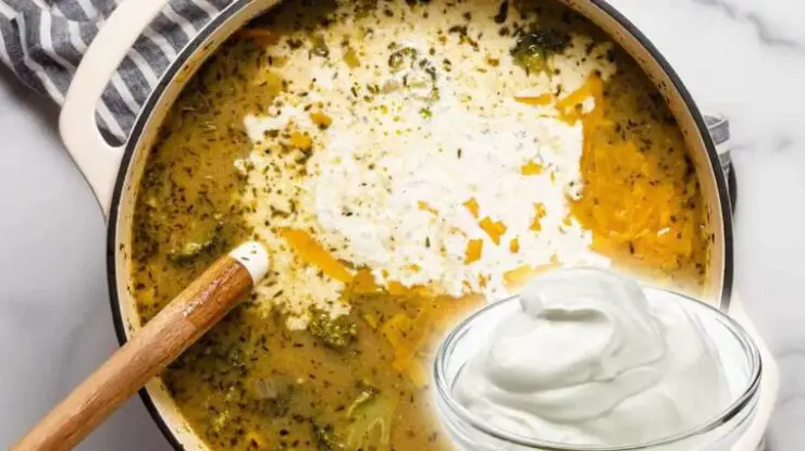 Descoperă cum să îmbogățești gustul și textura ciorbei cu smântână, urmând pașii corecți pentru a evita tăierea sau brânzirea acestui ingredient delicios