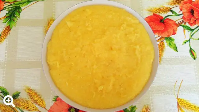 Descoperă cum să prepari o mamaligă delicioasă în doar câțiva pași simpli, chiar și atunci când timpul e limitat și ingredientele sunt puține.