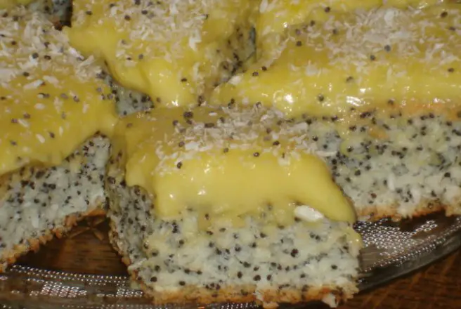 Descoperă deliciul inconfundabil al Prăjiturii cu Mac și Nucă de Cocos: un desert irezistibil care te va cuceri la prima gustare!