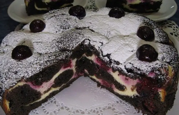 Descoperă gustul senzațional al acestei prăjituri brownie cu brânză dulce și vișine