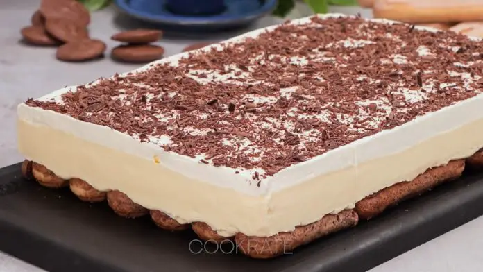 Descoperă o Prăjitură Delicioasă Fără Coacere: Pișcoturi, Cremă de Gălbenușuri și Frișcă