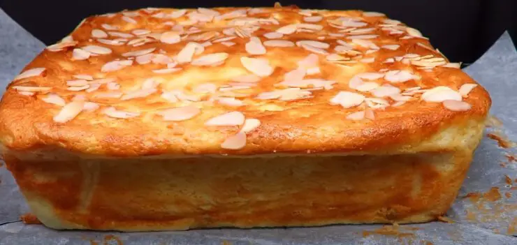 Descoperă o delicioasă budincă domnească cu brânză dulce de vaci, cunoscută sub numele de “Bunicuța grozavă”, mai bună chiar ca papanașii sau cheesecake-ul
