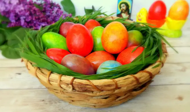 Descoperă o metodă creativă și distractivă de vopsire a ouălor folosind hârtie creponată, care va aduce o explozie de culoare și veselie pe masa ta!