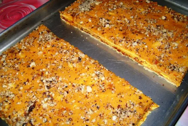 Descoperă o prăjitură delicioasă, dulce-acrișoară, cu un ingredient secret: gem de caise!