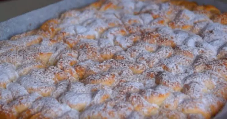 Descoperă o prăjitură deosebit de delicioasă și ușor de preparat, cu brânză de vaci care se topește pur și simplu în gură!