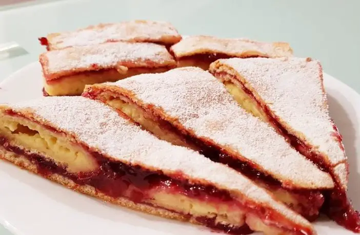 Descoperă o rețetă delicioasă de plăcintă cu aluat subțire și umplutură bogată în vanilie și dulceață de vișine