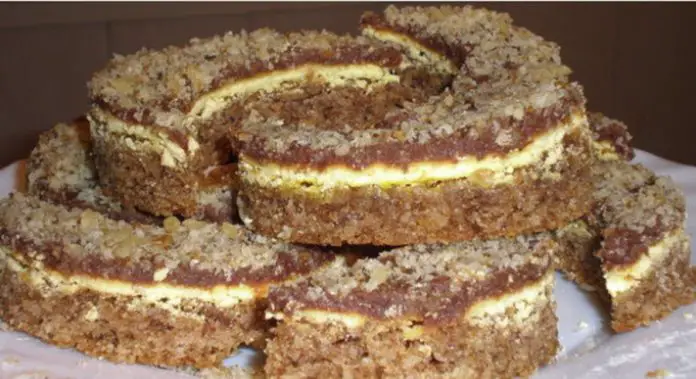 Descoperă o rețetă delicioasă pentru o prăjitură semilună cu nucă și cremă, cu un gust bogat și o textură fină