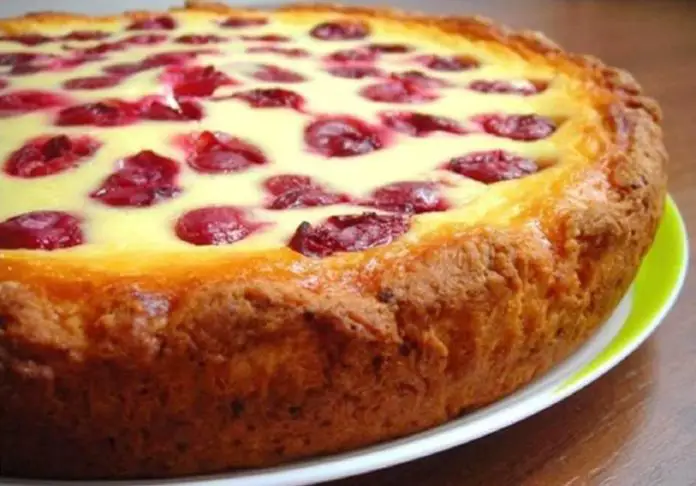 Descoperă o rețetă simplă și delicioasă de tartă cu cirese și smântână, ideală pentru orice moment al zilei!