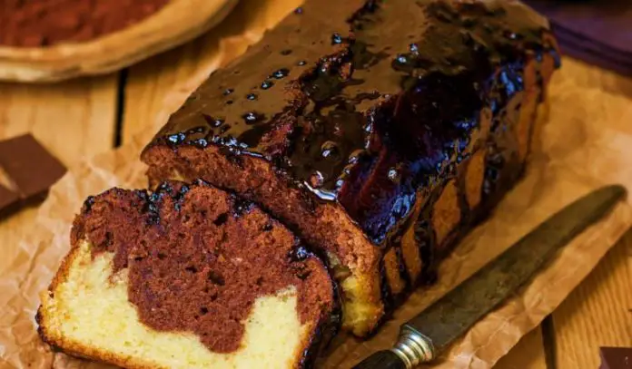 Descoperă rețeta de chec cu ciocolată și glazură – Rapid și ușor de preparat