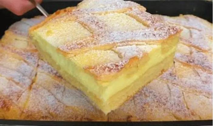 Descoperă rețeta delicioasei prăjituri cu brânză de vaci și smântână – o adevărată delicatesă pe care o poți savura oricând!