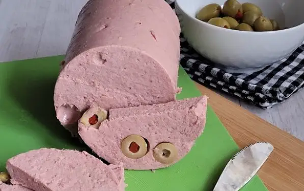 Descoperă rețeta tradițională pentru un parizer de pui făcut în casă