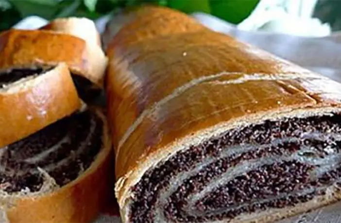 Descoperă secretul unei rețete tradiționale pentru o ruladă cu umplutură de mac absolut delicioasă