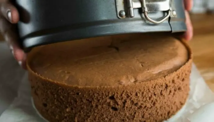 Descoperiți o rețetă simplă și delicioasă de pandișpan de ciocolată