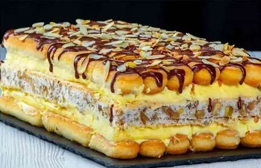 Desert irezistibil cu straturi de pișcoturi, cremă fină și pandișpan cu nucă