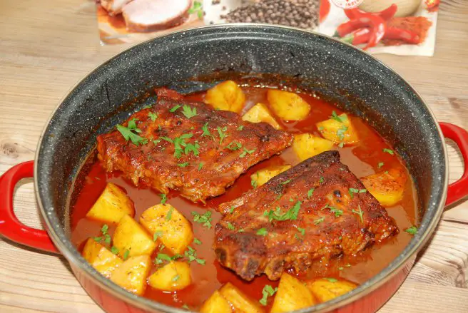 Iată o rețetă delicioasă pe care trebuie să o încerci acum! Coastele cu cartofi la cuptor sunt o adevărată delicatesă