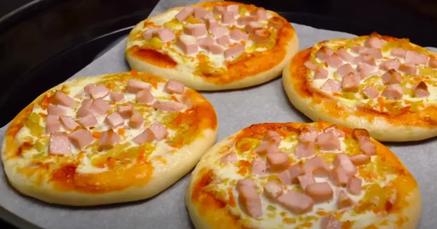 Mini pizza cu legume și suncă – O delicatesă rapidă și gustoasă, perfectă pentru orice masă