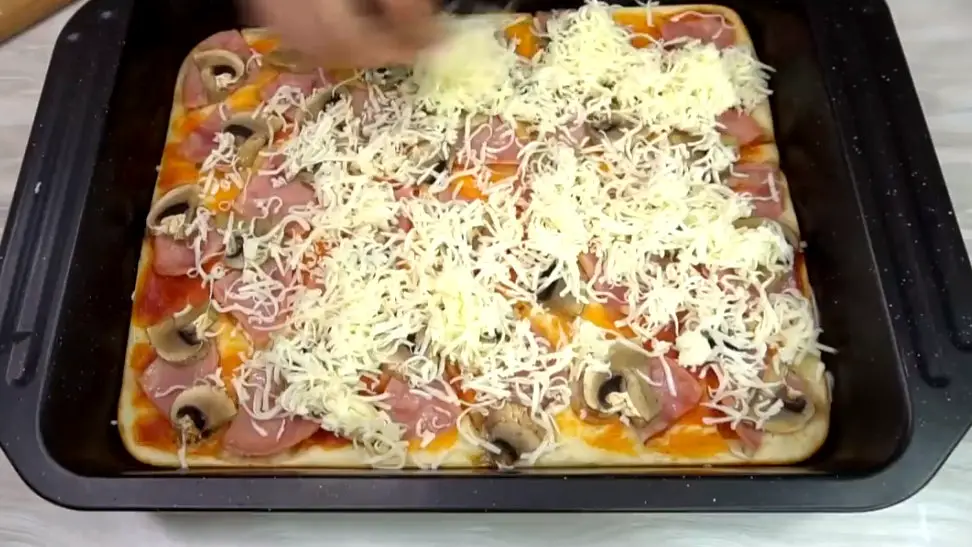 Pizza Rapidă: Rețetă Simplă și Gustoasă pentru o Seară Perfectă