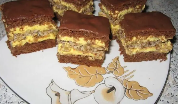 Prăjitura “Nasa și Fina” este o încântare pentru oricine, fiind o combinație perfectă de blaturi pufoase și creme delicioase