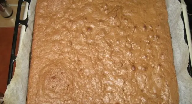 Prăjitura Brownies Cappuccino – O Delicatesă cu Cremă de Brânză, Scorțișoară și Glazură de Ciocolată