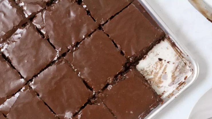 Prăjitura Coca Cola – blat pufos, cremă aromată și glazură cu gust de cola