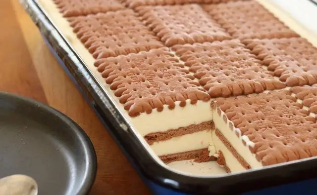 Prăjitură Fără Coacere cu Biscuiți și Brânză de Vaci – Rapidă și Delicioasă