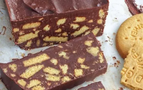 Prăjitură Fără Coacere cu Ciocolată și Biscuiți – O Rețetă Rapidă și Delicioasă