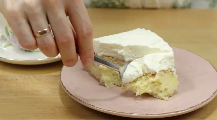 Prăjitură Insiropată cu Lapte – Delicioasă și Cremoasă