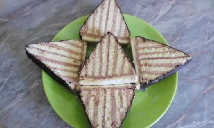 Prăjitură Piramidă cu Cremă de Cacao și Glazură de Ciocolată – Desert Spectaculos