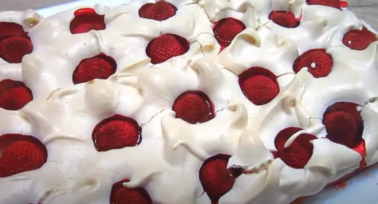 Prăjitură Rapidă cu Gust Inconfundabil: Nori de Căpșuni