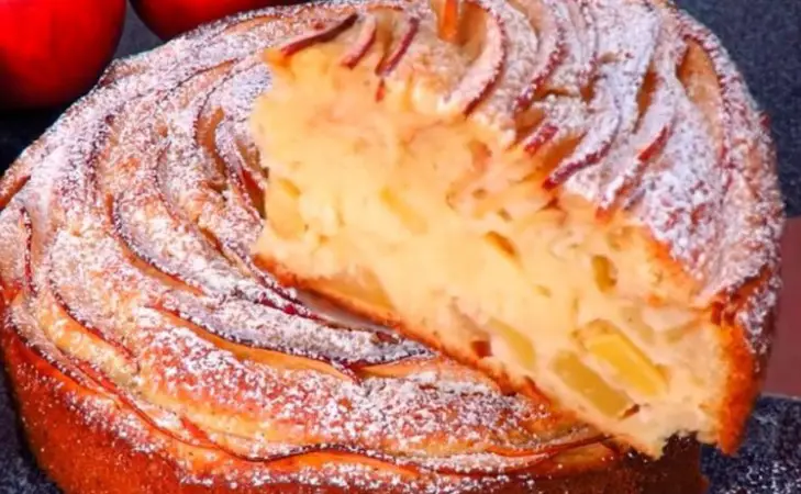 Prăjitură Rotundă “Un Trandafir Crește la Fereastra Mea” – Rețetă Delicioasă și Aspectuoasă