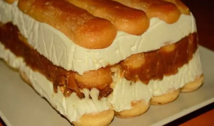 Prăjitura Royal cu Caramel și Nuci – Deliciu Fără Coacere