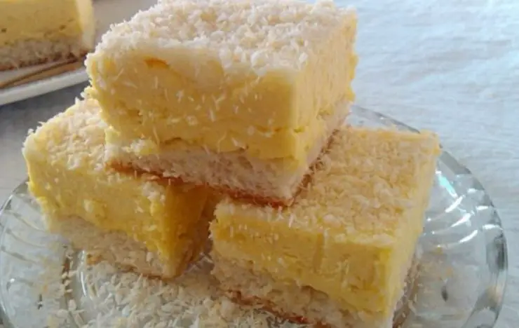 Prăjitura cu Cremă de Vanilie și Nucă de Cocos – Un Deliciu Simplu și Irezistibil