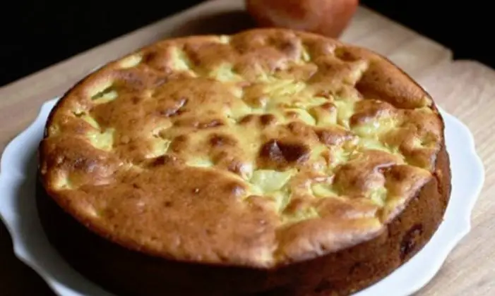 Prăjitură cu Iaurt și Mere – Un Deliciu de Nerefuzat