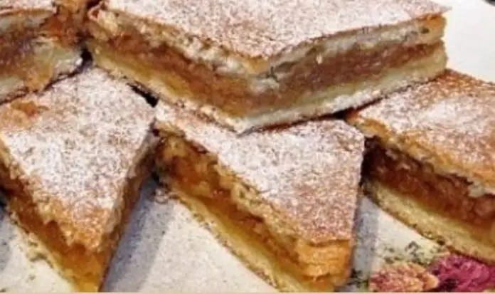 Prăjitură cu Mere Rapidă și Gustoasă – Gata în 15 Minute