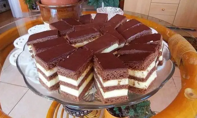 Prăjitură cu Miere de Albine și Cremă de Vanilie – Desertul Perfect pentru Musafiri