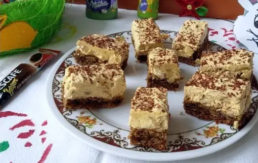 Prăjitura cu Nucă și Cafea: Deliciul Perfect pentru Orice Gust