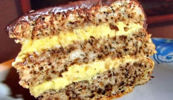 Prăjitură cu Nucă și Cremă de Vanilie – Deliciul ce Încântă Oaspeții