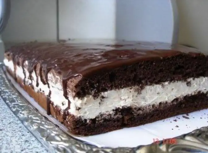 Prajitura cu crema de ciocolată albă – un deliciu rapid și ușor de preparat!