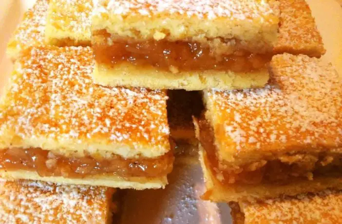 Prăjitură de Casă cu Mere – Aluat Fraged și Umplutură Aromată cu Scorțișoară