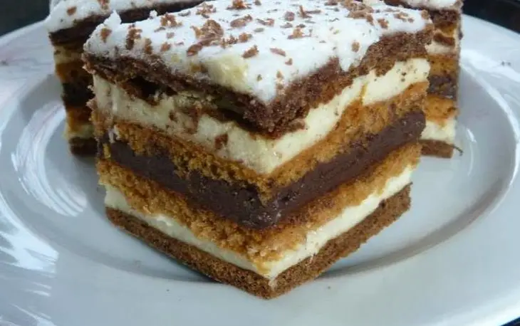 Prăjitura de Sezon: Visul Unei Nopti De Vara – Deliciu cu Foi de Miere și Creme Răcoritoare