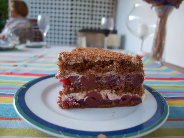 Prăjitură delicioasă cu vișine și glazură de ciocolată