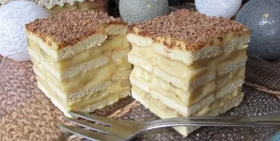 Prăjitură fără Coacere cu Blat de Biscuiți și Umplutură de Banane – Rețetă Simplă și Delicioasă