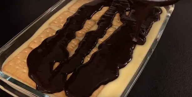 Prăjitură la Tavă: Delicioasă și Aromată, Perfectă Pentru Zilele Calde De Vară